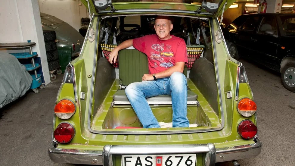 Extra baksäte. Roger Forssén i sin Saab 95 från 1973. Den har ett extra baksäte och är registrerad för sju personer. De första tillverkades i Linköping.