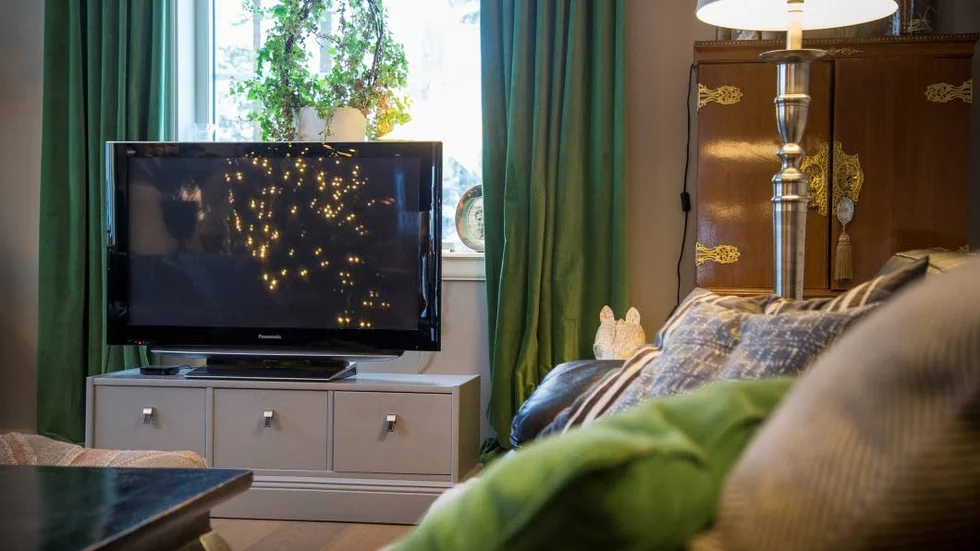 Tv-bänken var från början en rödbetsad sjuttiotalsmöbel som funnits med sedan barndomen. Med ny färg, nya beslag och sockel som blev över från köksrenoveringen har den fått ett helt nytt uttryck.
