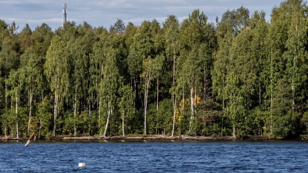 Långt där nere ligger en sjunken bogserare på nio meters djup och förorenar Piteälven med oljespill.