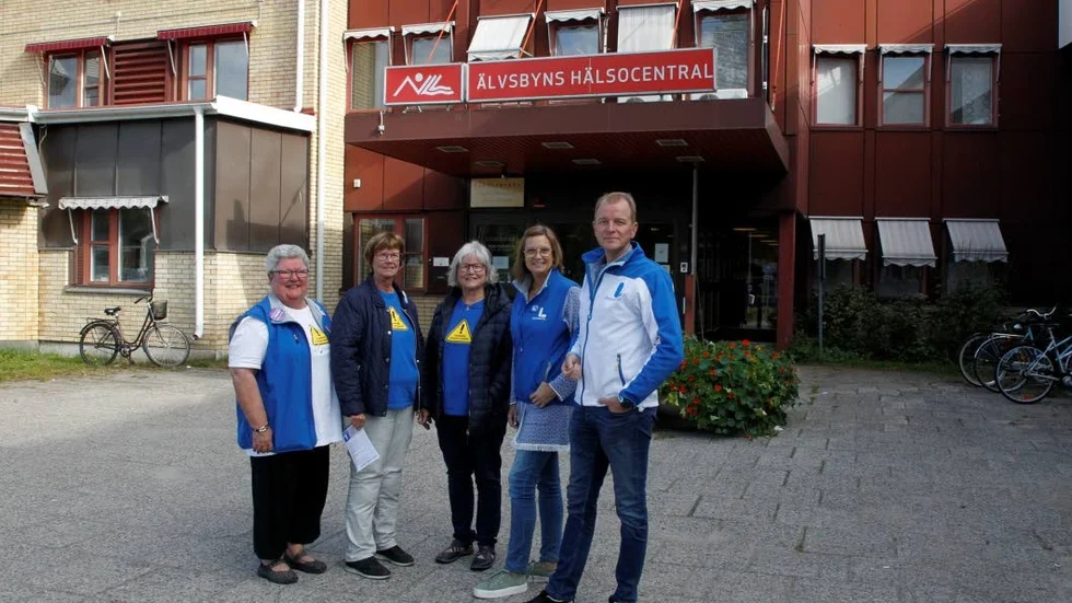 Lokala liberalerna Anne Stenlund, Inger Lundberg, Elisabeth Lindgren, Maria Hortlund tillsammans med oppositionsråd Jens Sundström.