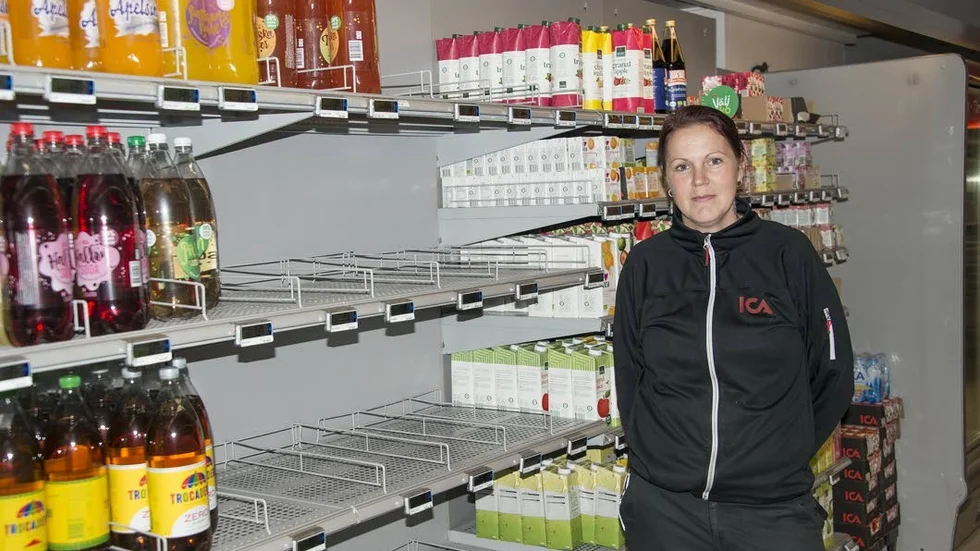 Elmy Gustavsson jobbar på Ica Supermarket inne vid torget i Arvidsjaur. Här står hon vid hyllorna som brukar vara fulla av olika sorters vatten - men nu ekar det tomt överallt. "Det var galet. Allt vatten sålde slut inom en timme", säger hon.