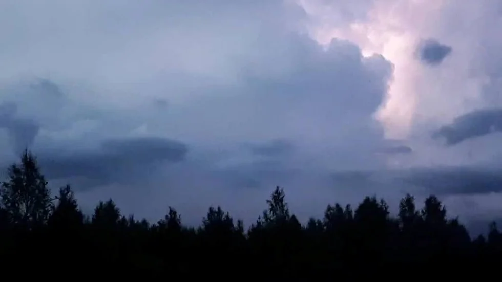 Molnen tornade upp sig över Älvsbyn på torsdagskvällen.