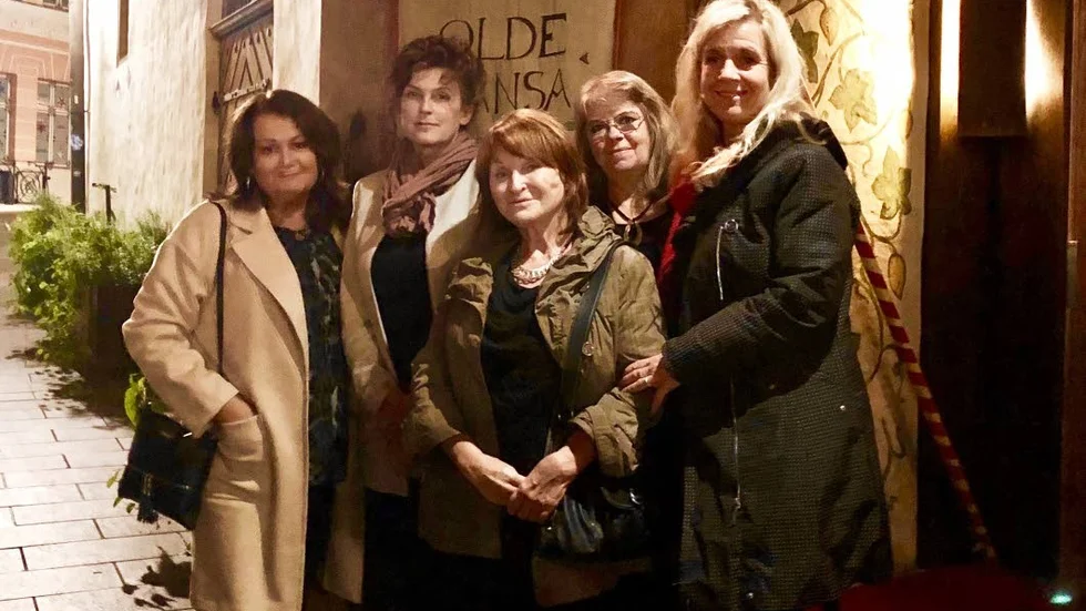Deltagarna på studieresan utanför Olde Hansa, en medeltidsinspirerad restaurang i Tallinns gamla stadsdel. Från vänster Haidie Lundman, Anita Fåhraeus, Ulla Holmström, Mona Öman Blylod och Eva Lundqvist, ordförande PKF och reseledare.