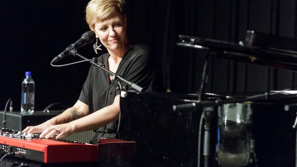 Hon är en skicklig pianist också, växlar mellan flygeln och ett Nord-klaviatur med Rhodes-ljud.