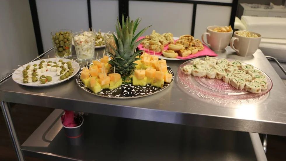 Salongen bjöd på snittar och godis.