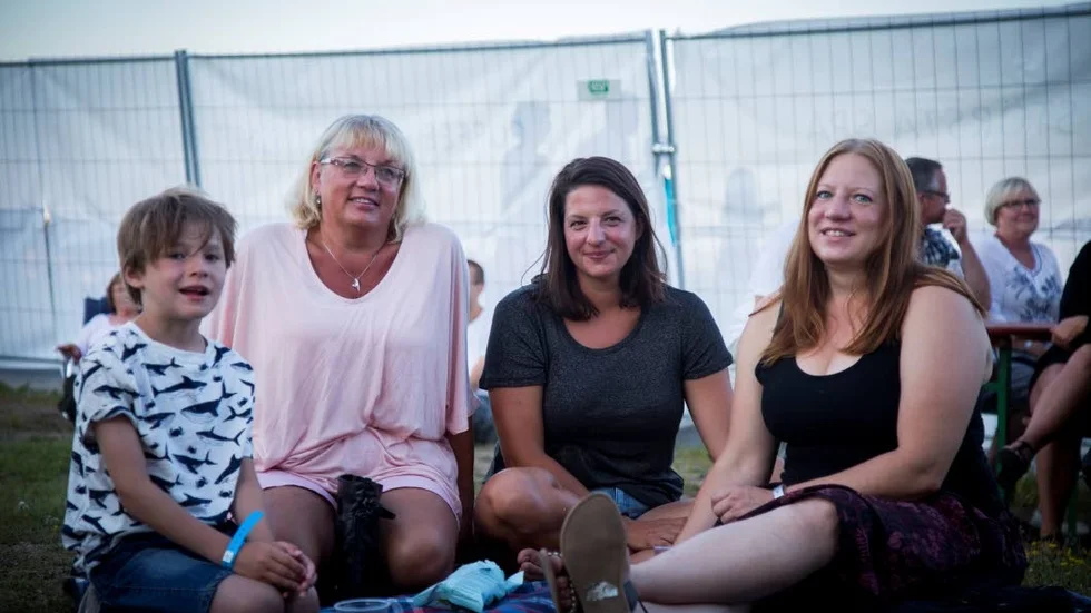 Marjo Enberg och Irene, Sofia och Ida Johansson väntade in Rolandz. "Marjo tycker om Rolandz och fick biljetterna i födelsedagspresent", säger Irene.