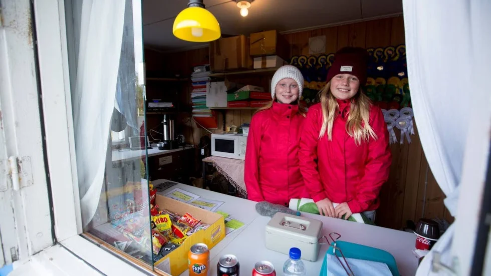 Frida Brännström och Nelly Bergdahl var dagens kioskförsäljare.