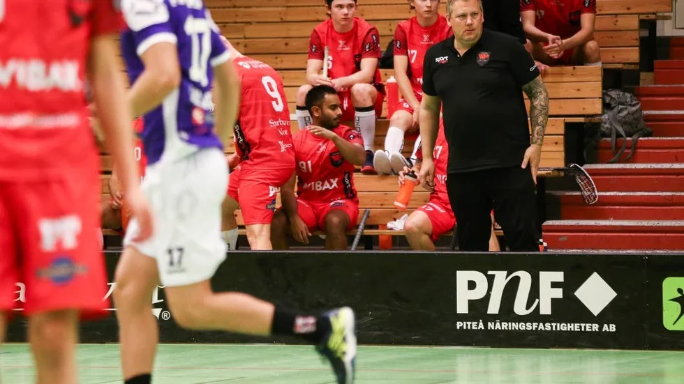 Bänken bakom Magnus Stenström blir kortare och kortare. Tur i oturen är att laget inte spelar igen förrän den 28 oktober.