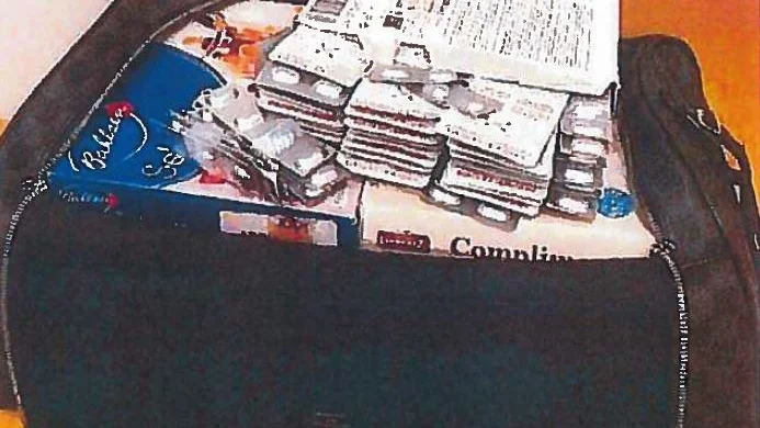 I denna weekendbag transporterade kvinnan de tre kakkartonger som innehöll närmare 2 500 subutextabletter.