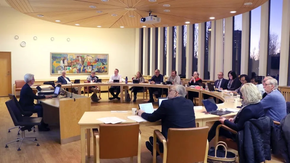 Majoriteten i samhällsbyggnadsnämnden körde över både tjänstemännen och oppositionen och beviljade ett tidsbegränsat bygglov för den nya tankstationen.