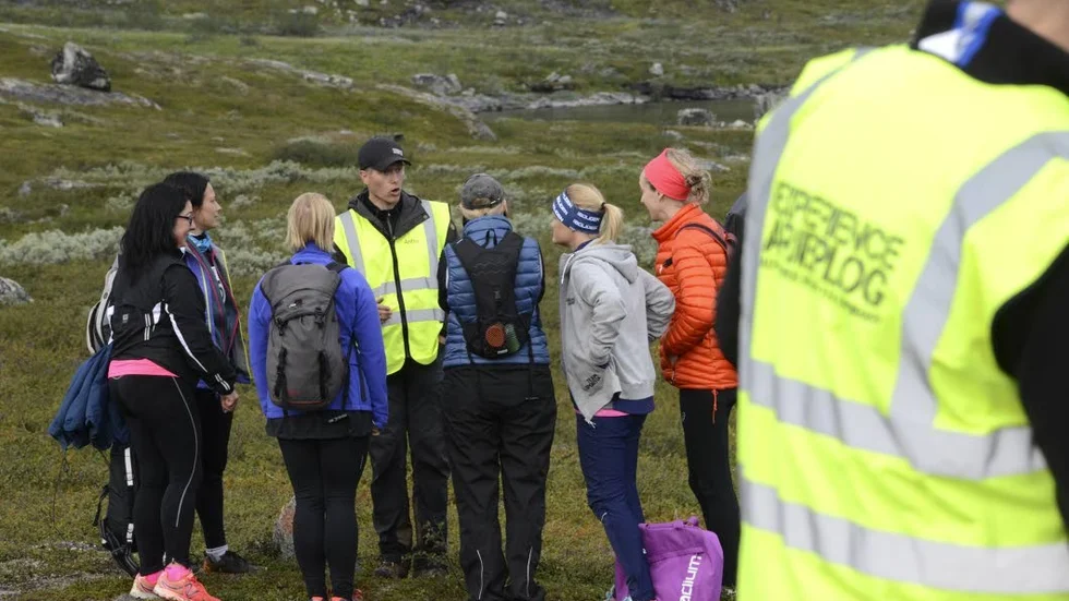 Anton Högberg från Experience Arjeplog ger instruktioner till de nyss influgna tävlingsdeltagarna.