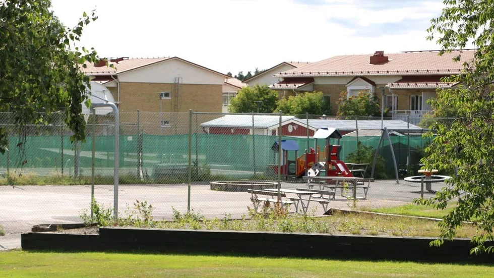 För ett par år sedan byggdes lekplatsen som ersatte den tidigare tennisbanan. Bredvid lekplatsen  finns även en basketplan.