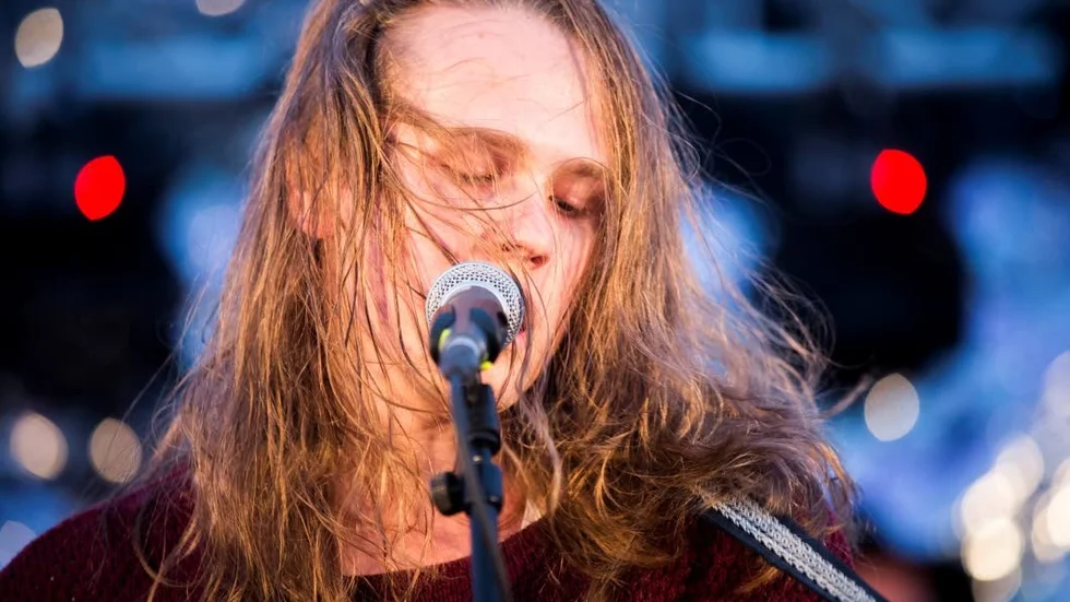 Trots regnoväder hade många tagit sig till Potatiskällaren för att lyssna på Dennis Kalla under Musikens Makts första kväll.