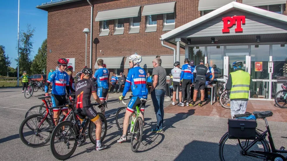 PT:s parkering fylldes av taggade cyklister på söndagsmorgonen.