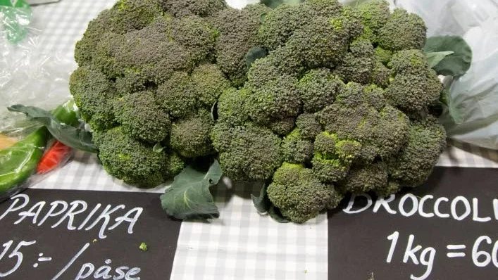 Många vill handla i gårdsbutiken. Där finns även egenodlad broccoli och andra grönsaker.