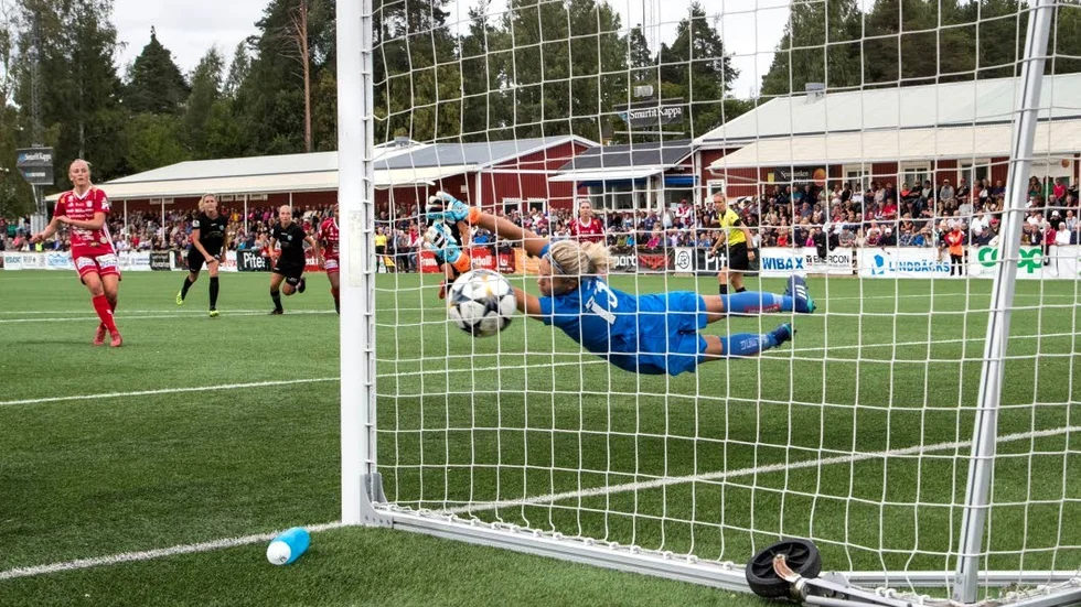 Julia Karlernäs var kylig vid sin straff. För PT avslöjar hon att hon tränat straffar dagen innan och bestämt sig för hörnet då.