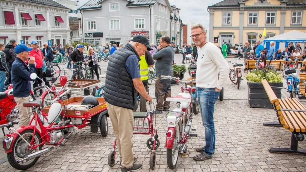 Mats Lundberg och hans far Gunnar Lundberg, vid en av Mats mopeder. En totalrenoverad Mustang rocket.