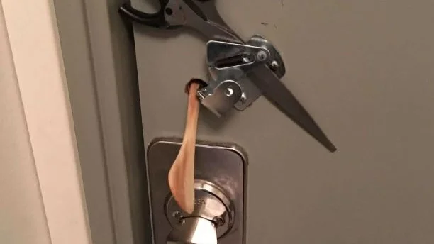 Anordning för att ringklockan inte ska fungera.