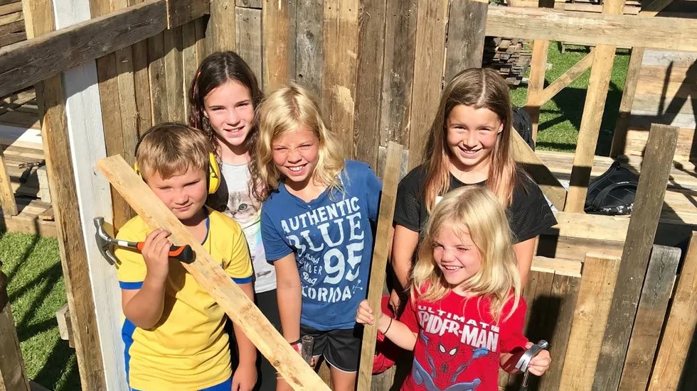 Femma bakom koja nr 16, från vänster, Adrian och Miranda Henriksson, Elsa Nyberg, Lilly Qvist och Astrid Nyberg.