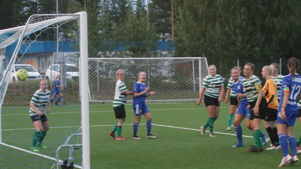 Storfors nickade in tre bollar.  Här gör Elin Sundén mål.