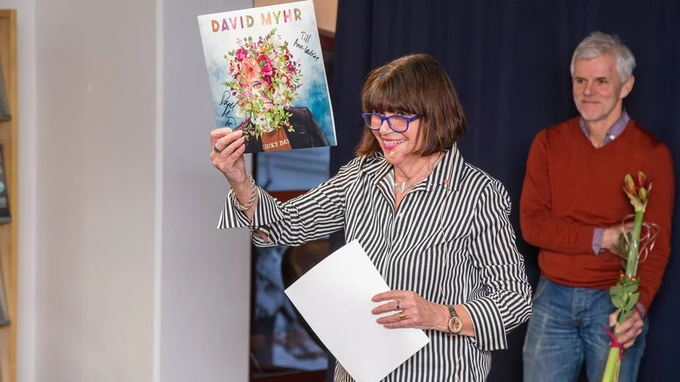Kultur- och fritidsnämndens ordförande Ann-Katrine Sämfors delade ut stipendium i stadsbibliotekten på torsdagen. Hon berättade att hon har varit bildlärare åt David Myhr.