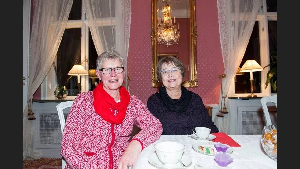 Några som har hittat ett bord är Siv Brännström och Ulla Olsson som precis avnjutit hallongrottor.