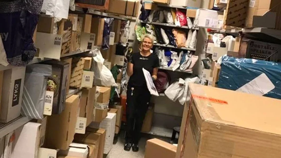 Gulli Mikaelsson pustar ut efter att hon och kollegorna på Ica Supermarket i Älvsbyn lastat ur nio skrindor under måndagen.