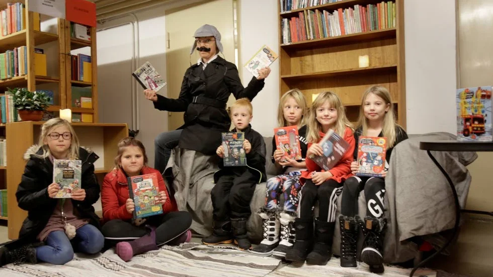 Leonore Enmark, Ellen Eman, Elton Stenberg, Klara Brändström, Viola Brändström och My Jensen tillsammans med bibliotekarien Mona Sjöberg Johansson.