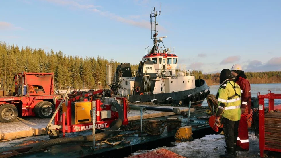 En bogserbåt från Gävle drog pråmen med transformatorn till Marine Groups hamn vid Sandholmen.