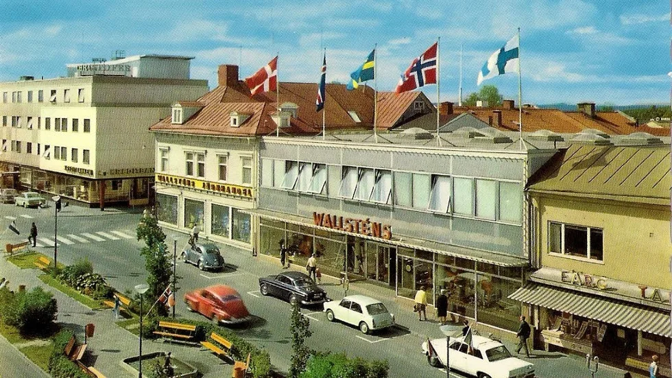 Wallsténs-bilden är nog från slutet 60-tal och tidigt 70-tal. Wallsténs har fortsatt sin utveckling som varuhus.