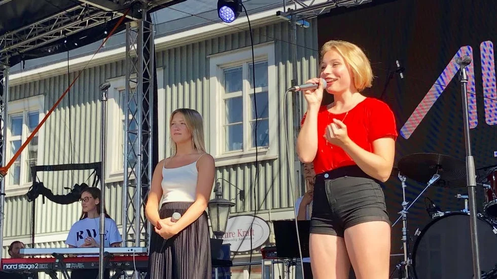Julia Carlzon, till höger, berättade fakta och anekdoter ur Tim "Avicii" Berglings liv och gladde sig åt den stora uppslutningen på Rådhustorget. I bakgrunden Kajsa Lindberg och Mica Juuso.