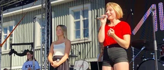 Festivalglada flanörer i värmen