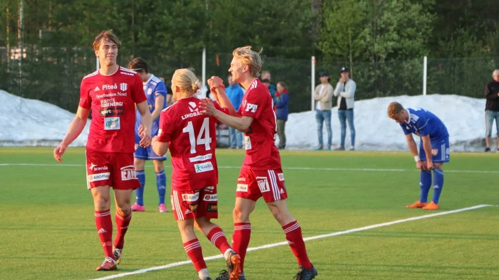 Marcus Fahlgren Hällström, längst till vänster, gjorde två mål för PIF mot Storfors. Till höstsäsongen är han däremot tillbaka i Storfors.