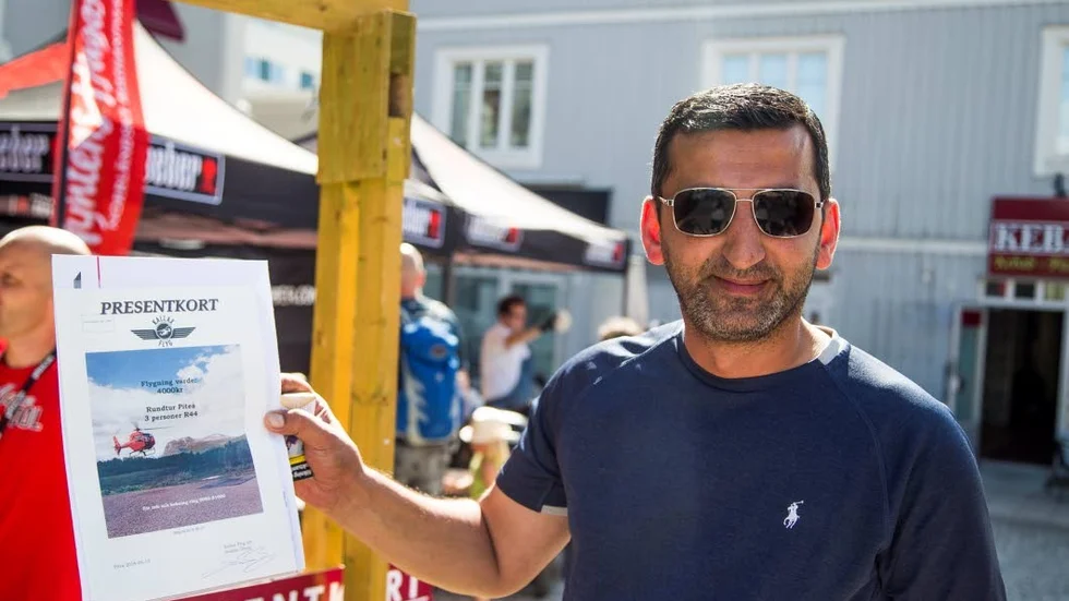Emin Zeynalov var nöjd och glad över sina två inropade objekt..