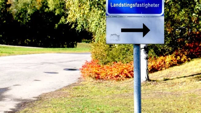 Har någon i personalen "fel bil" väntar mest troligt en parkeringsböter på 350 kronor då arbetsdagen är slut.