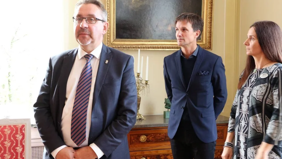 Landshövdingen var inte med på prisutdelningen så länsrådet Johan Antti fick rycka in och hälsa församlingen välkommen.