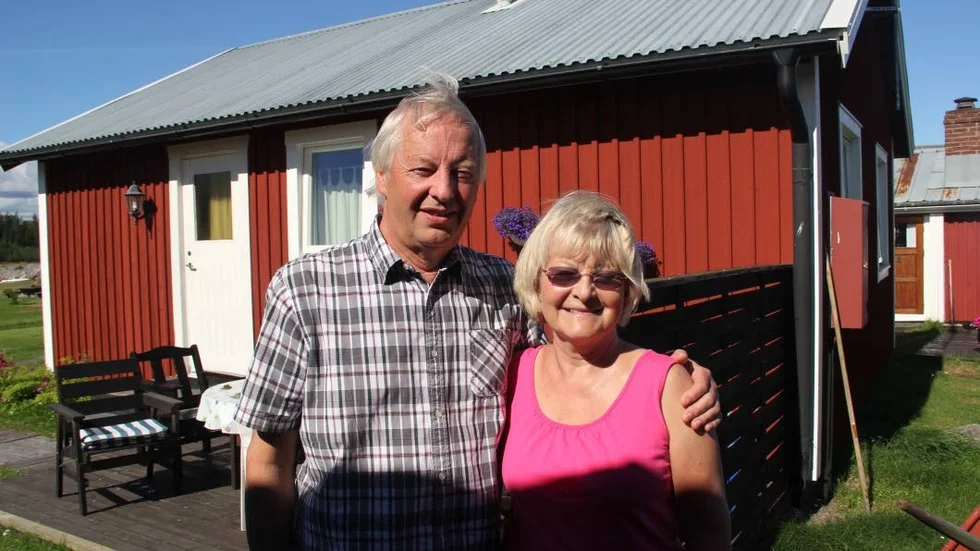 Tord Stenberg (ordförande i hamnföreningen)  körde lotsbåt och köpte stugan när han var 15. Han och hustrun Christina tillbringar varje sommar på smultronstället Pite Rönnskär. Föreningen sköter den gamla fyren.