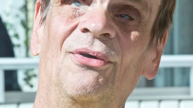 Christer Karlsson är en av få synskadade som vistas på nätet dagligen.