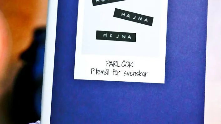 Kågamojj, gåraijl, n´åbbar, béngel och polema:s är några av de vokabulär som gör sig gällande i den nyutgivna ­Piteparlöören.