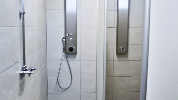 De gamla slitna är ett minne blott. De ny duschscharna är moderna och varje dusch har en egen "kabin".