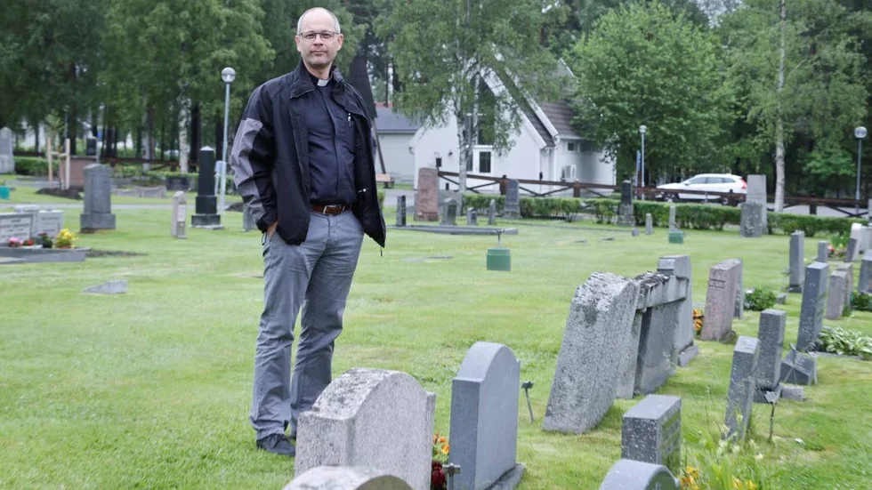 För att slippa stenar som blir liggandes länge har Piteå församling valt att bekosta förbättringsarbetena på kyrkogården.