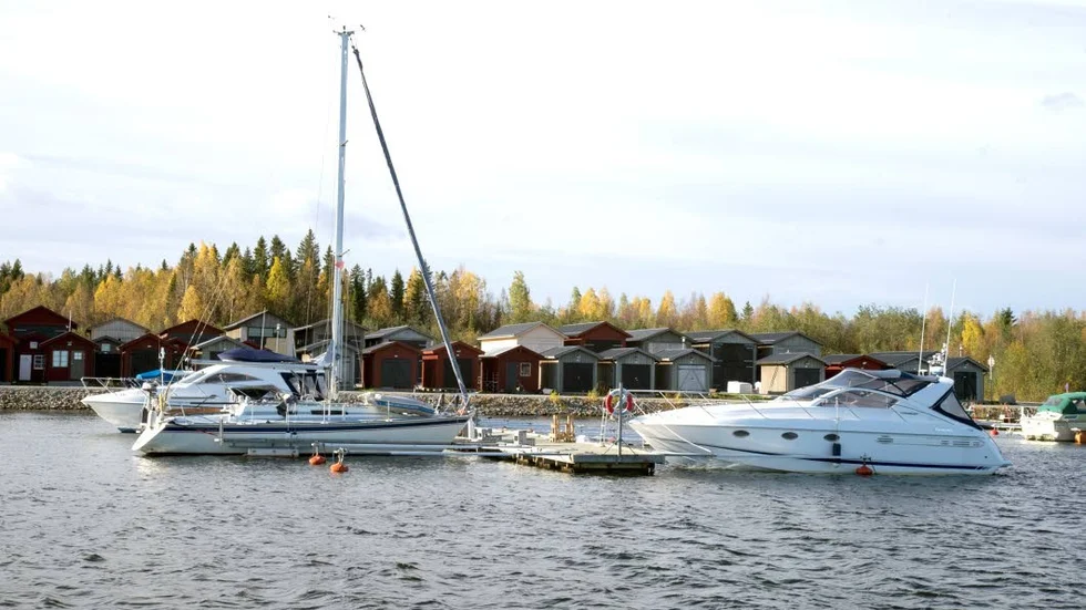 Många båtägare håller ut. Den varma hösten har gjort att än finns tid att ge sig ut och göra exkursioner i Piteås vackra skärgård.