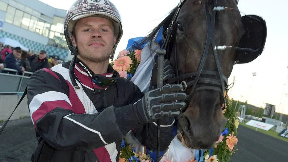22-årige Adrian Kolgjini hade en lyckad dag i Boden. Han tog karriärens största seger när han körde hem miljonloppet Norrbottens Stora Pris med hästen El Mago Pellini.
?FOTO: Leif Norberg/Kanal 75