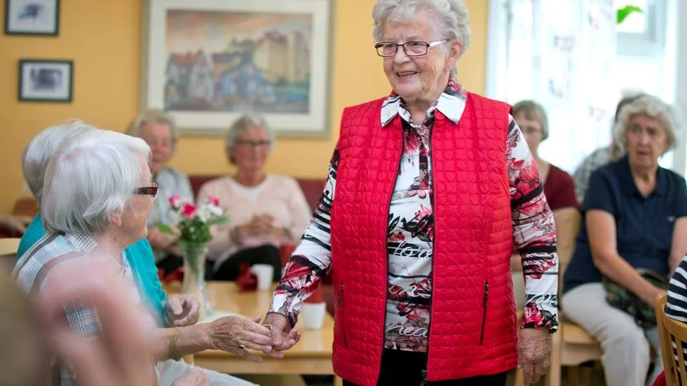 Elsa Lundqvist visade en röd väst med matchande långärmad topp.
