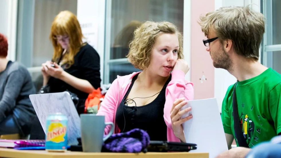 Producenten Jenny Strandberg har skrivit manus och regisserar. Anders Edström till höger har skrivit musiken tillsammans med Josefine Gellwar.