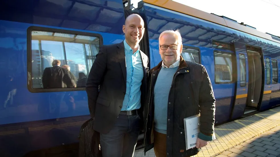 Glada miner när Hans Lindberg och Gusten Granström, ordförande respektive vd för Norrbotniabanan AB, bjöd inte till pressträff i Umeå. Nu ska järnvägsplanerna för sträckan Umeå–Skellefteå genomföras av Trafikverket och dessutom ska sträckan Umeå–Dåva börja byggas.