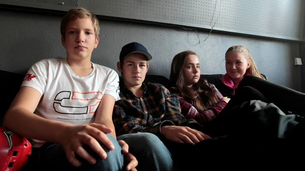 Åttondeklassarna Linus Jonsson och Hannes Sundkvist och niondeklassarna Sara Nilsson och Olivia Hamsch tycker att planerna på att lägga ner högstadiet är ett skämt.