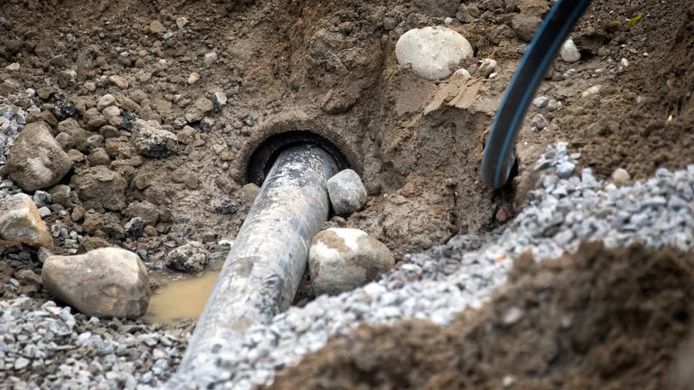 På den här sträckan görs va-arbetet med så kallad relining. Röret infodras med nytt material och då behöver inte hela gatan grävas upp på samma sätt som när hela röret ska bytas.