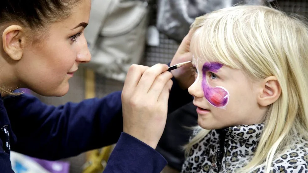 Ella Englund får en fjäril målad i ansiktet av Natalie Boström.