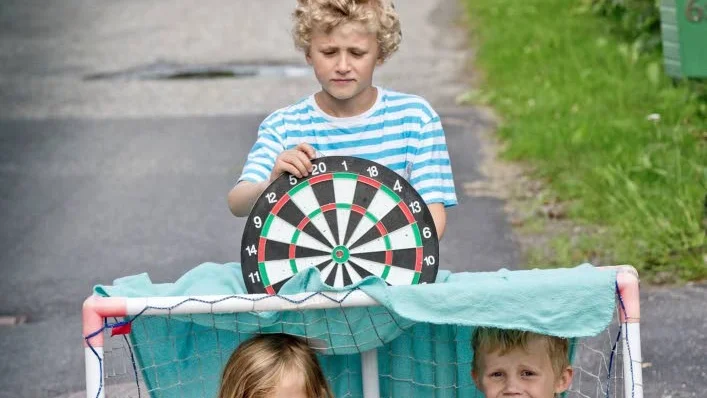 Simon Eriksson, 6 år, tillsammans med syskonen Elina och Elvis Jonsson, 7 respektive 6 år, hade loppisförsäljning dagen till ära.
